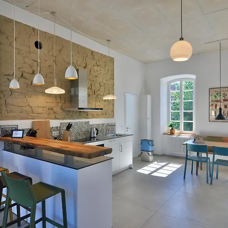 Wohnen Im Klassenzimmer Einer Alten Schule * Baustert